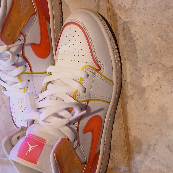 Kids Jordan 1 "Edge Glow" Mid - Picture 3 of 10